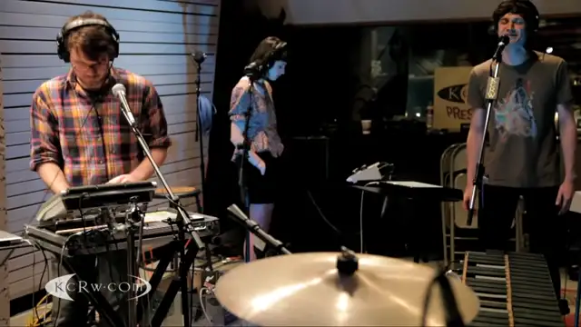 Gotye performing Somebody That I Used To Know